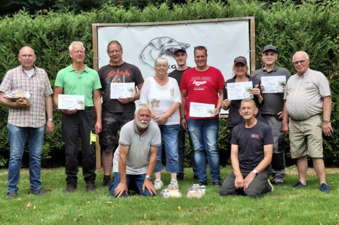 Helga slaagt met lof voor spoorleggers examen
